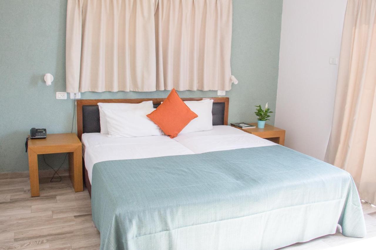 Golden Beach Hotel Tel Aviv Bagian luar foto
